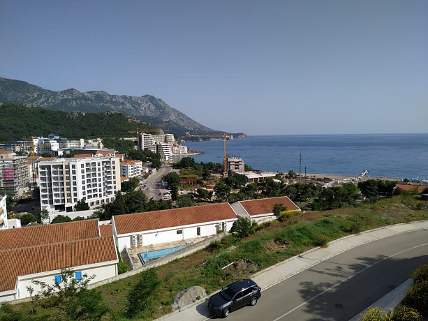 Apartment in Becici with a sea view